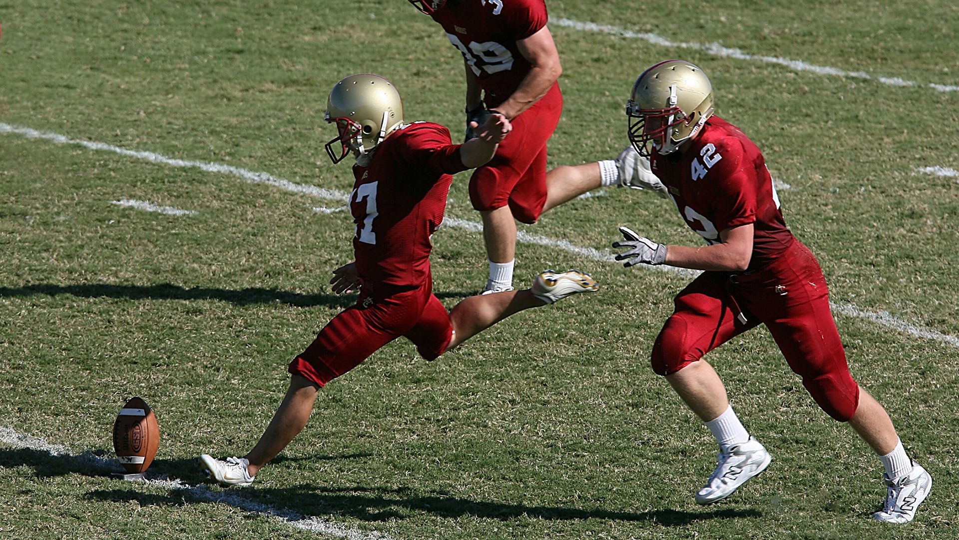 曼城本赛季在对阵高位压迫队伍时表现更佳,曼城站位